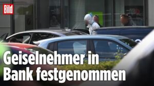 BILD – Messer-Drama in Regensburg: Hier wird der Geiselnehmer abgeführt