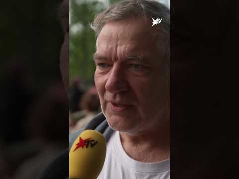 Linken-Politiker Jan von Aken auf AfD-Gegendemo | stern TV