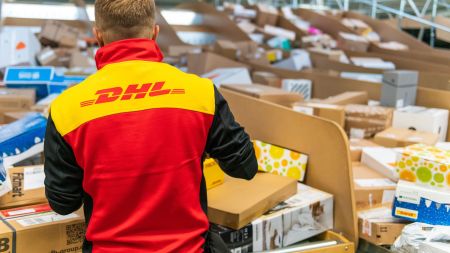 DHL will für schwere Pakete branchenweit Zustellung mit zwei Boten