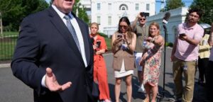 DER SPIEGEL – Donald Trumps oberster Grenzschützer: Tom Homan räumt Fehler bei Auswahl von ICE-Agenten ein